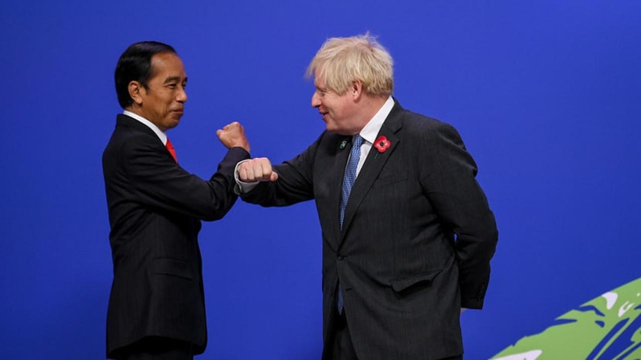 Perdana Menteri Inggris Boris Johnson menyambut Joko Widodo, Presiden Indonesia, saat tiba di KTT Pemimpin Dunia COP26 Konferensi Perubahan Iklim Perserikatan Bangsa-Bangsa ke-26 di Glasgow. (Foto: Karwai Tang/Pemerintah Inggris)