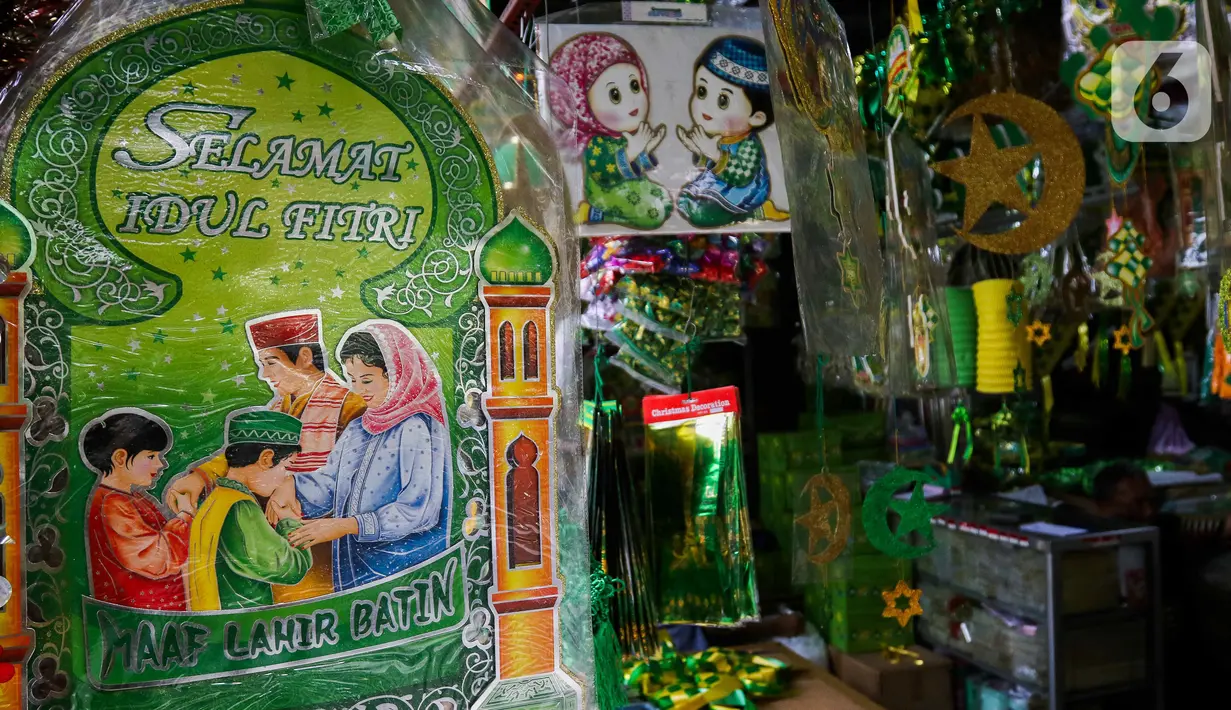 Aktivitas penjualan pernak-pernik dan ornamen bernuansa islami di Pasar Asemka, Jakarta, Selasa (2/4/2024). (Liputan6.com/Herman Zakharia)