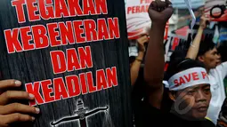 Sejumlah orang membawa spanduk dan memakai ikat kepala yang bertuliskan 'Save Polri' saat melakukan aksi di depan PN Jakarta Selatan, Senin (2/2/2015). (Liputan6.com/Johan Tallo)