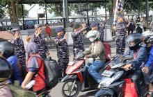 FOTO: Mudik Gratis TNI AL Tiba di Surabaya Bawa Ribuan Pemudik dan Sepeda Motor