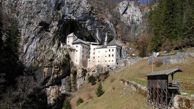 7 Kastil di Dunia yang Sanggup Membuatmu Menahan Napas Sejenak