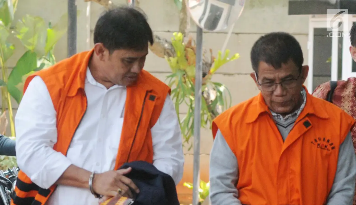 Direktur Pemasaran PTPN III (Persero) I Kadek Kertha Laksana (kiri) dan mantan Kasatker PJPA BWS Sumatera VII Bengkulu M Fauzi (tengah) tiba di Gedung KPK, Jakarta, Selasa (1/10/2019). Keduanya diperiksa sebagai tersangka untuk melengkapi berkas dugaan suap. (merdeka.com/Dwi Narwoko)
