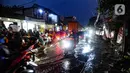 Sejumlah kendaraan tetap memaksa menerobos genangan air. (merdeka.com/Arie Basuki)