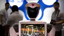 Sebuah robot buatan Jiangsu Eastern Golden Jade Intelligent Robot Co memutar video rekaman tentara Pembebasan Rakyat Tiongkok (PLA) saat Konferensi Robot Dunia 2018 di Beijing, China, Rabu (15/8). (AP Photo/Mark Schiefelbein)