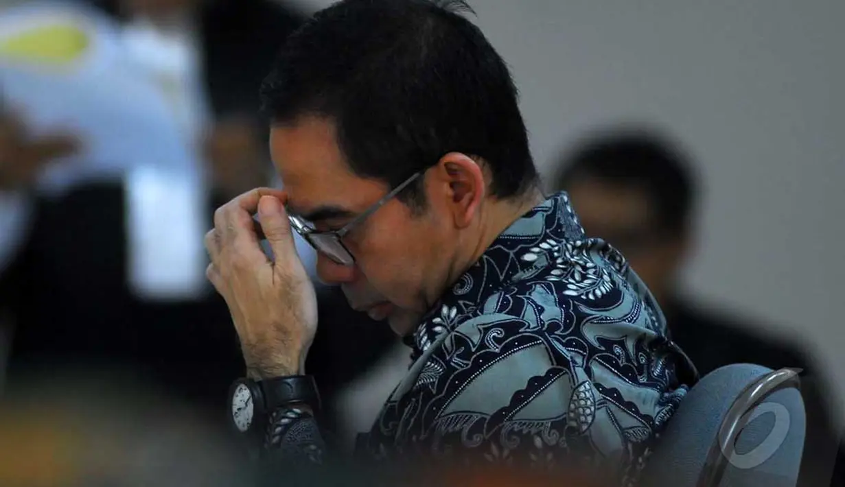 Tubagus Chaeri Wardana alias Wawan tak kuasa menahan air matanya saat membacakan nota pembelaan (Pledoi) dalam kasus dugaan suap pengurusan sengketa Pilkada Lebak, Banten di Pengadilan Tipikor Jakarta, Senin (9/6/2014) (Liputan6.com/Miftahul Hayat)