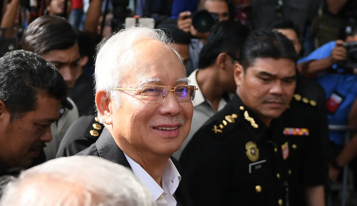 Ekspresi eks PM Malaysia Najib Razak saat tiba di Kantor Komisi Anti-Korupsi Malaysia (MACC) di Putrajaya, Malaysia, Kamis (24/5). MACC meminta Najib menjelaskan transfer mencurigakan bernilai USD 10,6 juta ke rekening bank pribadinya. (Mohd RASFAN/AFP)