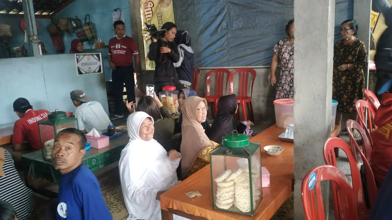 Di Madiun, tim Ditraktir Indosiar singgah di Warung Ibu Ikak.