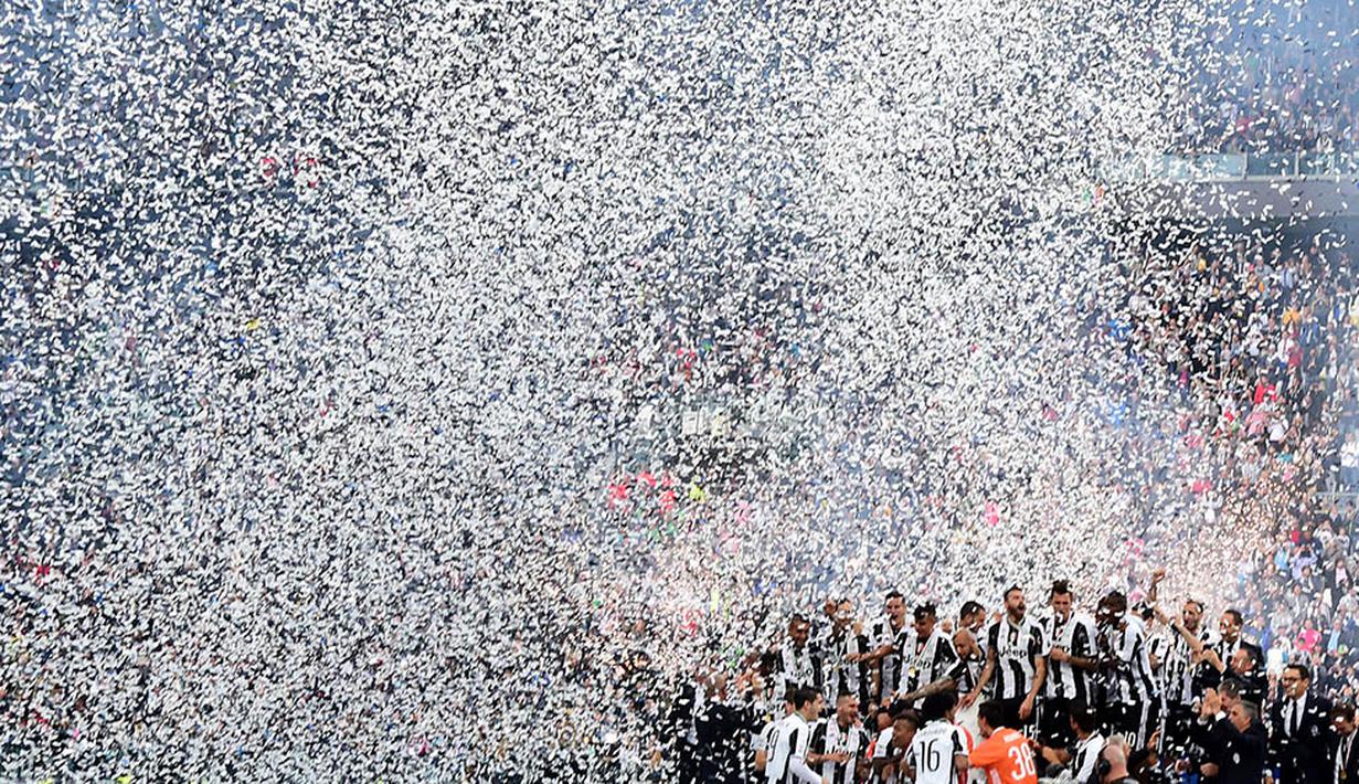 Kemeriahan mewarnai pesta scudetto Juventus yang sukses secara beruntun untuk kelima kalinya. (AFP/Giuseppe Cacace)