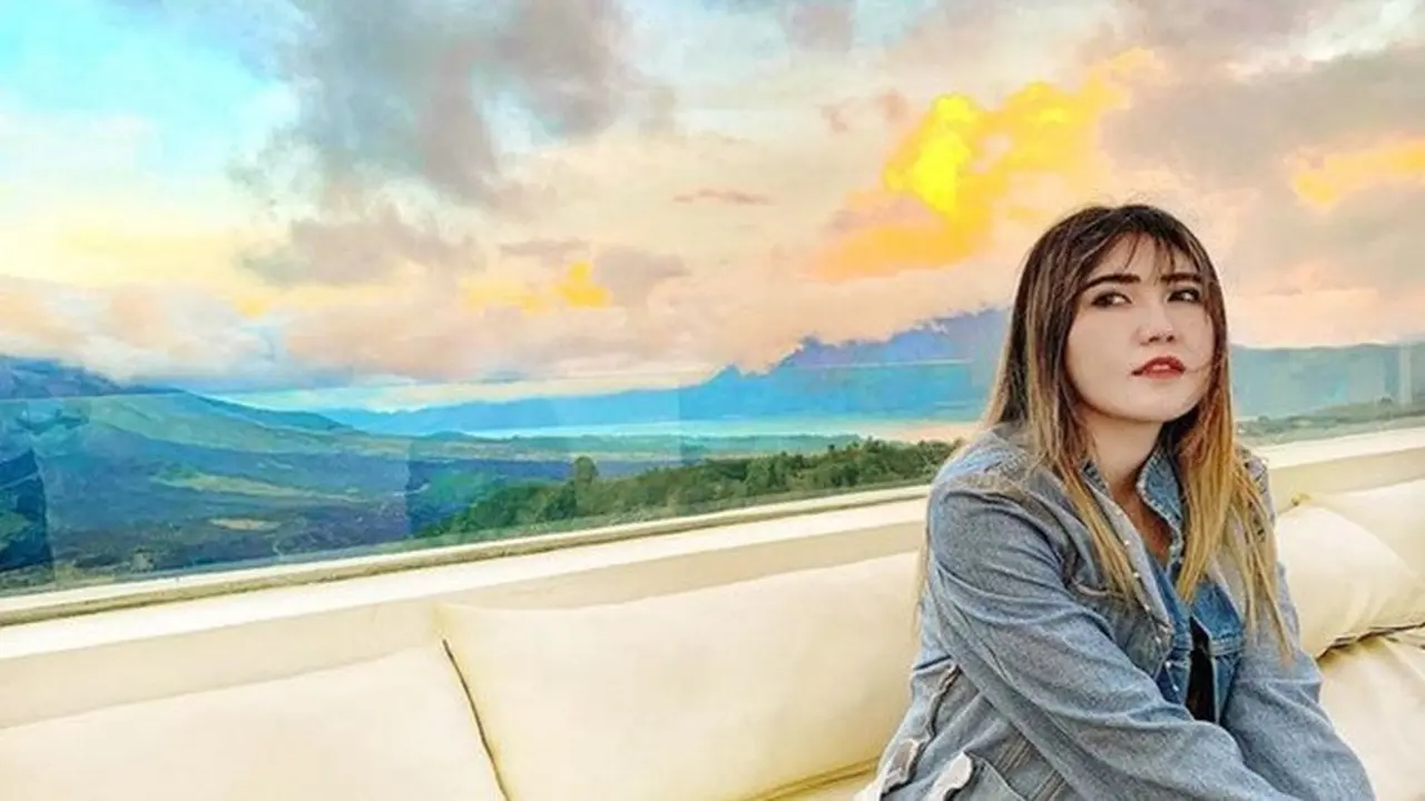 6 Momen Liburan Via Vallen di Kintamani Bali, Nikmati Pemandangan Langit Senja