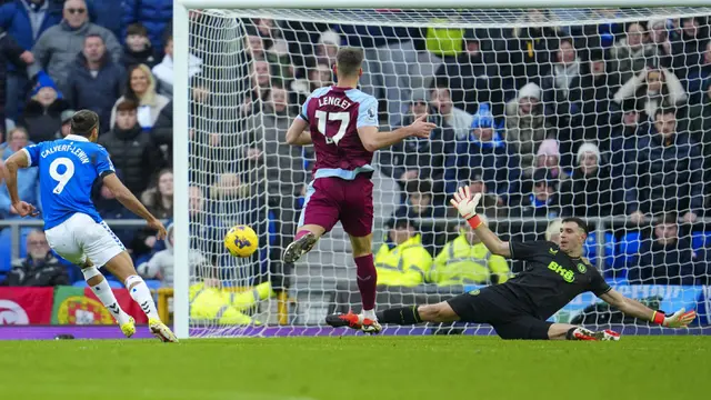 Foto: Emiliano Martinez Buktikan Kelasnya Sebagai Kiper Terbaik Dunia, Lakukan Beberapa Penyelamatan Gemilang di Depan Gawang Aston Villa