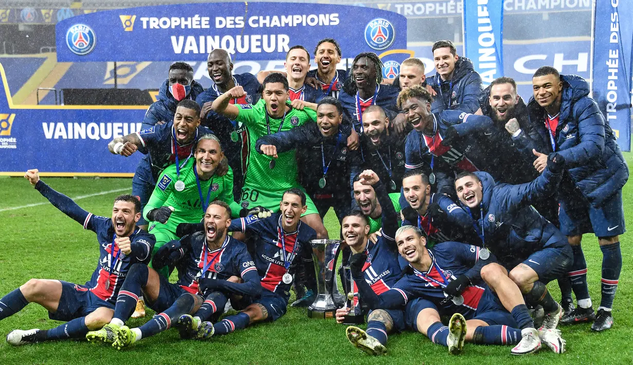 Pemain PSG merayakan juara Piala Super Prancis atau Trophee des Champions usai mengalahkan Marseille di Stade Bollaert-Delelis, Kamis (14/1/2020). PSG menang 2-1 atas Marseille. (AFP/Denis Charlet)
