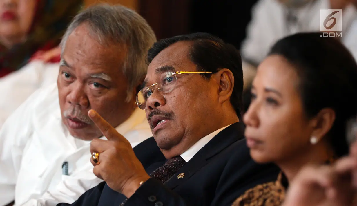 Jaksa Agung HM Prasetyo (tengah) berbincang dengan Menteri PUPR Basuki Hadimuljono (kiri) saat menghadiri penandatanganan nota kesepahaman di Jakarta, Kamis (1/3). (Liputan6.com/JohanTallo)