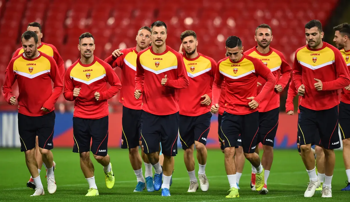 Para pemain Montenegro melakukan pemanasan saat mengikuti sesi latihan tim di Stadion Wembley, London (13/11/2019). Montenegro akan bertanding melawan Inggris pada Grup A Kualifikasi Piala Eropa 2020 di Wembley pada 15 November 2019. (AFP Photo/Glyn Kirk)