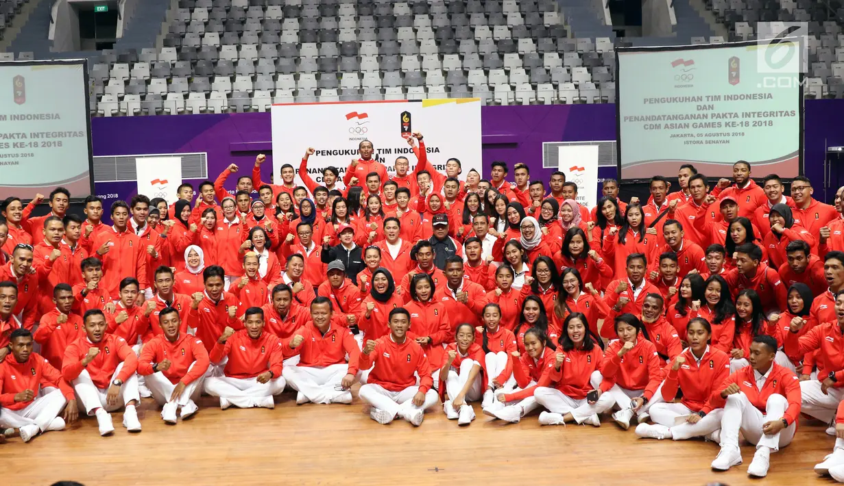 Menko PMK, Puan Maharani (tengah jaket hitam) berfoto bersama sejumlah atlet, pelatih dan official usai upacara pengukuhan di Istora Senayan, Jakarta, Minggu (5/8). 938 atlet Indonesia akan berlaga di 40 cabor. (Liputan6.com/Helmi Fithriansyah)