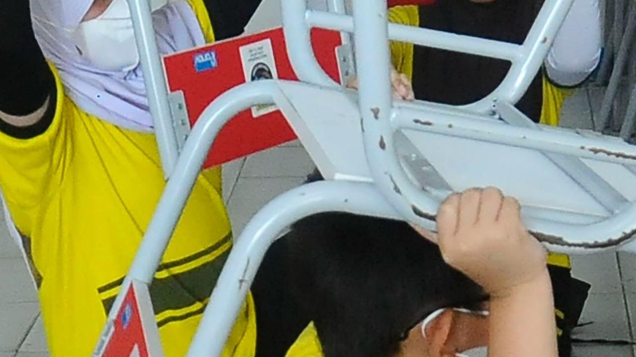 Kemudian, para siswa diarahkan keluar ruangan dan menuju ke titik kumpul yang telah ditentukan.