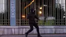 Pengunjuk rasa bersiap melemparkan bom molotov ke arah polisi antihuru-hara saat unjuk rasa terkait kematian warga Afrika-Amerika yang bernama George Floyd di Athena, 3 Juni 2020. Ribuan orang ambil bagian dalam unjuk rasa di ibu kota Yunani pada Rabu (3/6) atas kematian Floyd. (Xinhua/Marios Lolos)