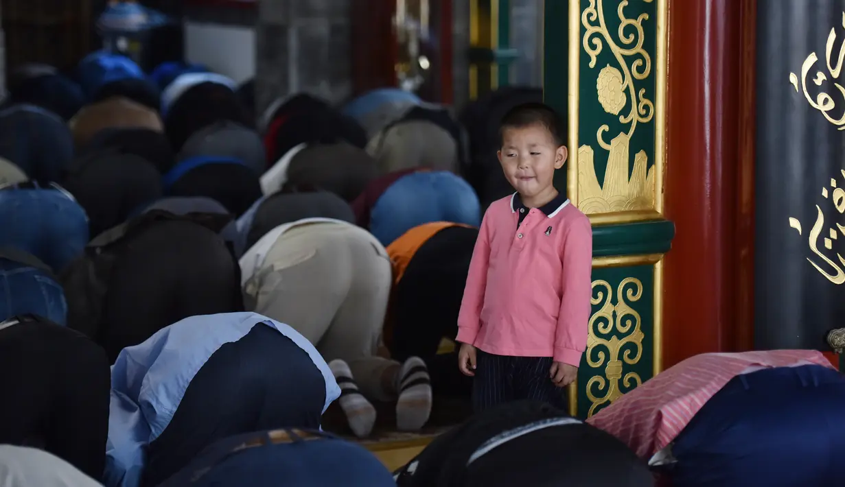Seorang anak laki-laki terlihat saat salat Jumat pertama pada bulan Ramadan 1440 H di sebuah masjid di Beijing (10/5/2019). (AFP Photo/Greg Baker)