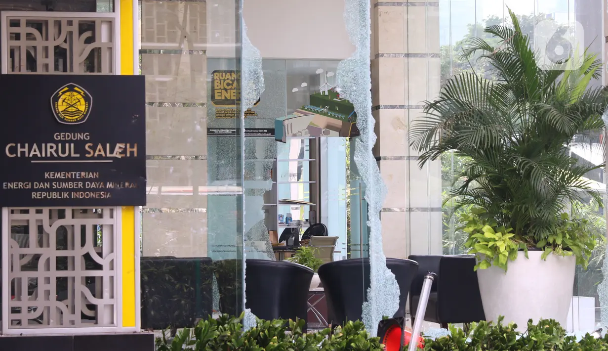 Kondisi gedung Kementerian Energi dan Sumber Daya Mineral (ESDM) di Jalan Medan Merdeka, Jakarta, Jumat (9/10/2020). Terjadi aksi perusakan dan penjarahan di gedung Kementerian ESDM saat unjuk rasa penolakan Undang-Undang (UU) Cipta Kerja, Kamis 8 Oktober 2020. (Liputan6.com/Angga Yuniar)