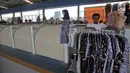 Aktivitas pedagang saat berjualan di kios Skybridge Tanah Abang, Jakarta, Selasa (11/12). Ini merupakan hari keempat uji coba Skybridge Tanah Abang. (Merdeka.com/Iqbal Nugroho)