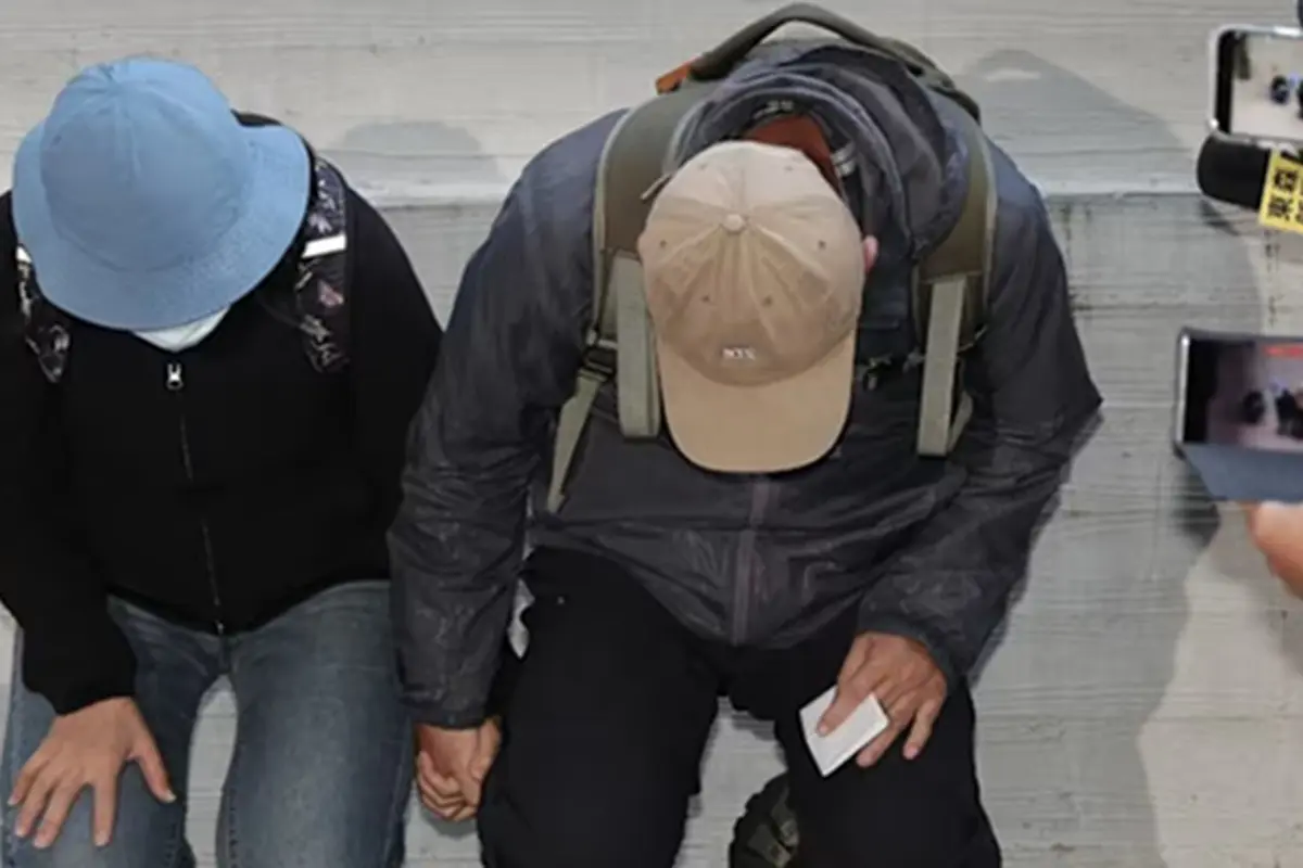 Orang tua dari tersangka penikaman di Taipei, Taiwan, pada Jumat (19/12/2025) berlutut menyampaikan permintaan maaf di Taipei City Forensic Inspection and Autopsy Center pada Selasa (23/12) atas perbuatan anak mereka.
