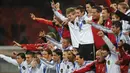 Turnamen berikutnya adalah Piala Dunia 2010 di Afrika Selatan. Joachim Loew berhasil membawa Jerman ke putaran Final. Sial, Lagi-lagi Jerman harus takluk dari Spanyol 0-1 di babak semifinal. Gelar hiburan didapat sebagai peringkat ke-3 usai menang atas Uruguay 3-2. (AFP/Franck Fife)