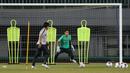 Kiper Timnas Indonesia, Angga Saputra, saat sesi latihan di Stadion Pakansari, Bogor, Kamis (22/8). Latihan tersebut untuk persiapan jelang laga kualifikasi Piala Dunia 2022. (Bola.com/M Iqbal Ichsan)