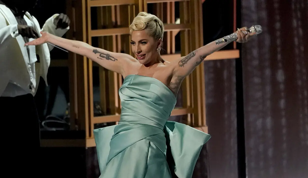 Lady Gaga melakukan medley saat tampil pada ajang Grammy Awards 2022 di MGM Grand Garden Arena, Las Vegas, Amerika Serikat, 3 April 2022. Lady Gaga mengenakan gaun rancangan desainer asal Lebanon, Elie Saab. (AP Photo/Chris Pizzello)