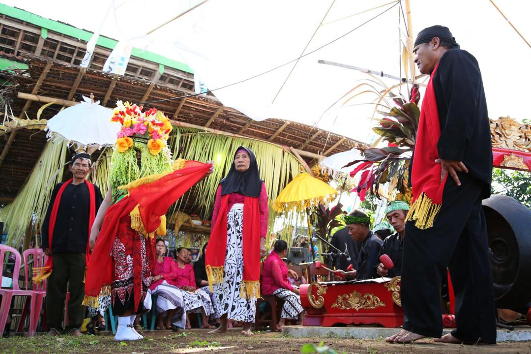 Pembagian Kembang Dharmo dan Ider Bumi menjadi penanda berakhirnya ritual adat Seblang warga Suku Osing. (Liputan6.com/Dian Kurniawan)