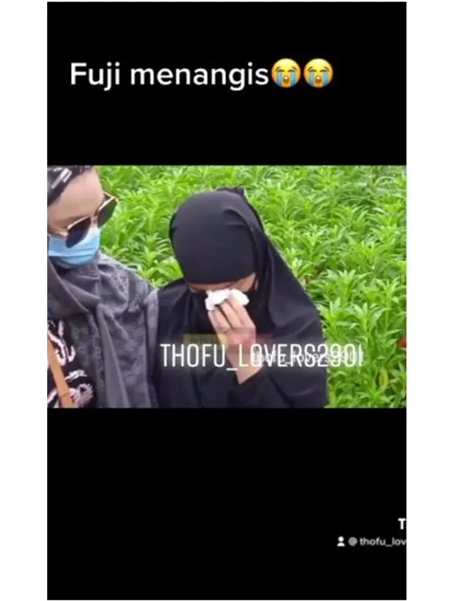 7 Potret Keluarga Haji Faisal Ziarah ke Makam Vanessa Angel dan Bibi Ardiansyah