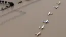 Sejumlah pesawat terbang di bandara dekat Reservoir Addicks terendam banjir yang dipicu Badai Harvey di wilayah Houston, Texas, Selasa (29/8). Media AS menyebut badai Harvey itu terburuk sejak badai Katrina pada 2004. (AP Photo/David J. Phillip)