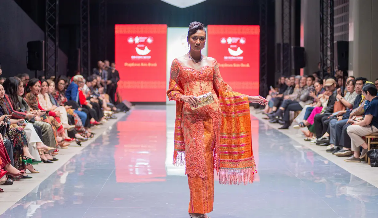 “Dengan menggunakan pewarna alami, teknik tenun turun-temurun, serta inovasi dalam desain dan pola, saya yakin kita bisa membuktikan bahwa fashion bisa berjalan seiring dengan alam,”  tandas-nya. [Dok/Merdi Sihombing].