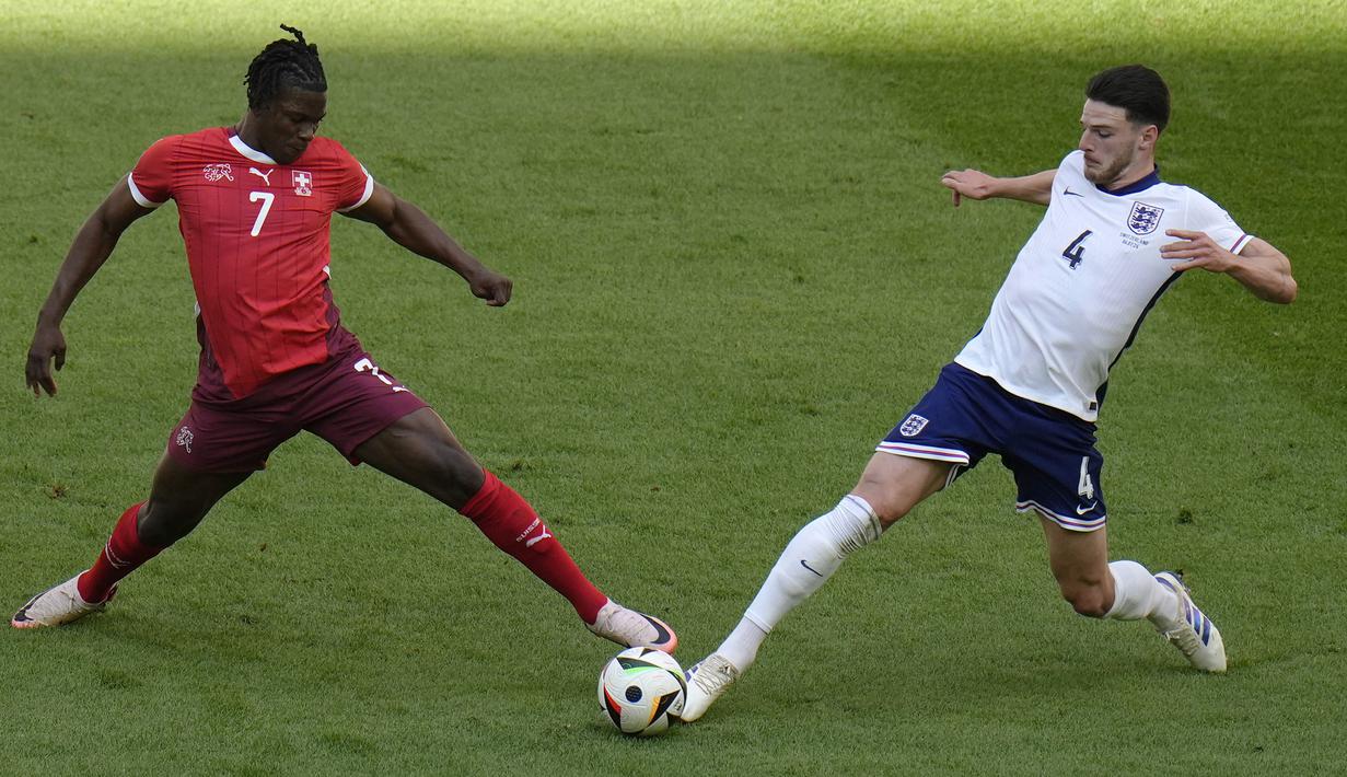 <p>Pemain Swiss, Breel Embolo (kiri) berebut bola dengan pemain Inggris, Declan Rice pada laga laga perempat final Euro 2024 di Duesseldorf Arena, Duesseldorf, Jerman, Sabtu (06/07/2024). (AP Photo/Hassan Ammar)</p>