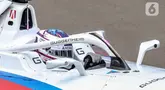 Pembalap dari tim Andretti Formula E, Jake Dennis memacu kecepatan saat mengikuti sesi kualifikasi Formula E World Championship musim ke-11 di Jakarta International E-Prix Circuit (JIEC) di Ancol, Jakarta, Sabtu (21/6/2025). (Liputan6.com/Herman Zakharia)