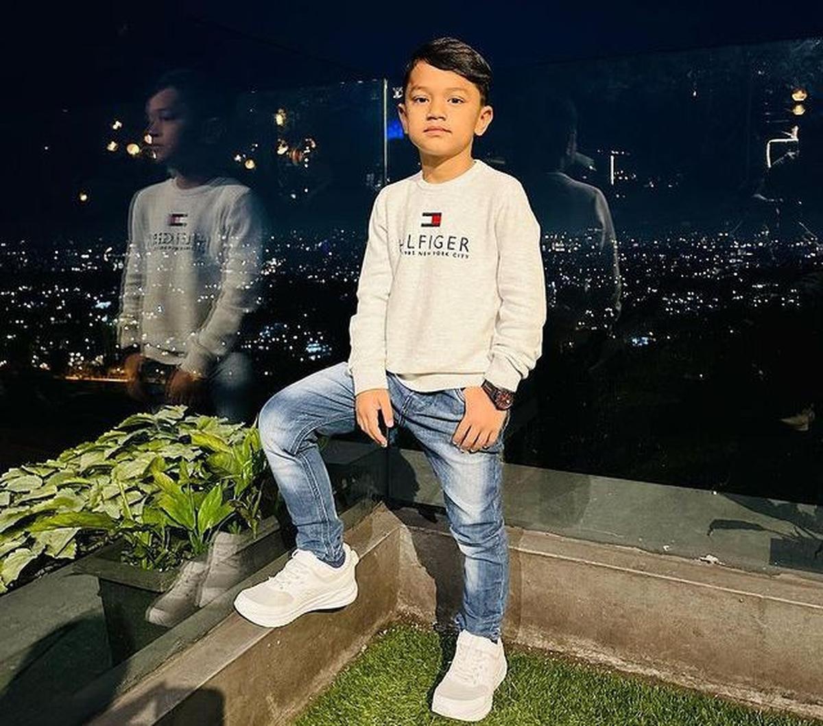 Inilah sosok Nawid Yosufi, tiktoker cilik yang belakangan ini tengah viral. Bukan tanpa alasan, anak ini viral karena kontennya yang mengajak ngobrol orang-orang random yang ia temui di mana saja dengan Bahasa Inggris.