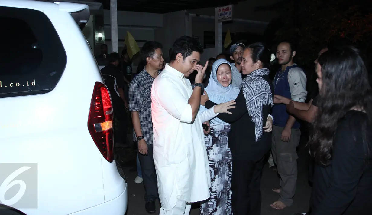 Kesedihan keluarga musisi senior Deddy Dores saat almarhum dimasukkan ke dalam ambulans di rumah duka di kawasan Bintaro, Tangerang, Selasa (17/5). Deddy Dores dikabarkan meninggal pada usia 65 tahun akibat penyakit jantung. (Liputan6.com/Andi Jatmiko)