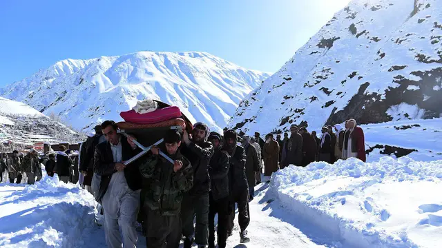 Pria Afghanistan membawa jenazah korban longsor setelah salat jenazah di provinsi Panjshir (AFP/Arsip).