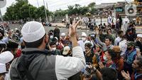 Massa pendukung Rizieq Shihab memintas rekannya membubarkan diri di flyover Penggilingan, Jakarta, Kamis (24/6/2021). Sebelumnya, polisi dengan para simpatisan Rizieq Shihab terlibat bentrokan jelang sidang vonis perkara tes swab yang digelar di di PN Jakarta Timur. (Liputan6.com/Faizal Fanani)