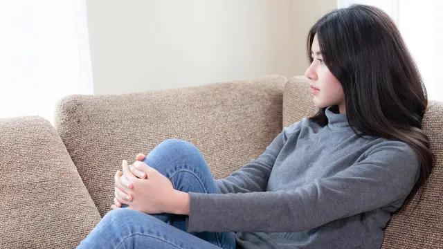 wanita agustus santai di sofa