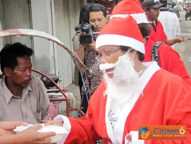 Citizen6, Surabaya Utara: Yang unik, Sinterklas pun dilibatkan dalam baksos yang bertema “Kasih Natal untuk Semua”.  Bahkan dua becak dilibatkan untuk mengangkut ratusan paket makan siang tersebut. (Pengirim: Daniel Lukas Rorong)