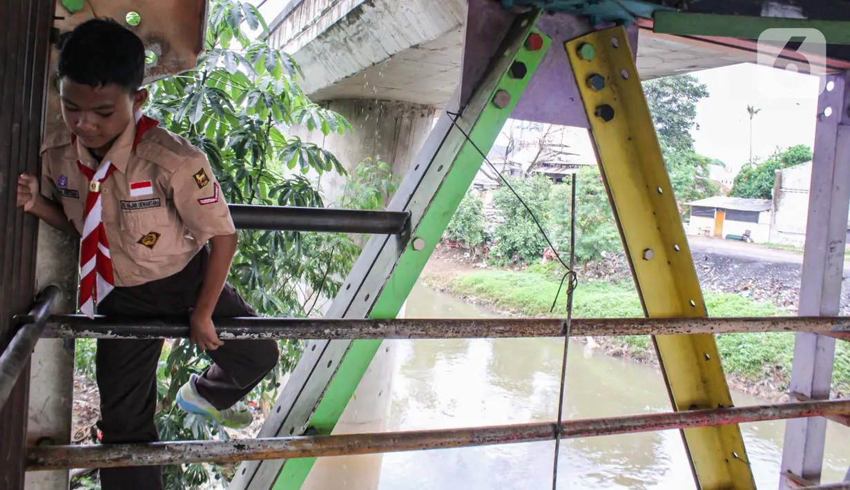 Warga berharap pemerintah setempat bisa segera memberikan solusi, seperti penyediaan zebra cross atau jembatan alternatif, agar pejalan kaki tetap bisa menyeberang dengan aman. (Magang/Liputan6.com/Muhammad Rizal)