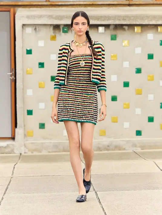 Koleksinya penuh dengan referensi pantai. Setiap pakaian terasa santai dan sejuk, dengan pakaian wol yang simpel, pakaian renang yang seksi namun tidak minim, denim tajam, dan detail seperti broderie anglaise,diving hoods, and press studs.