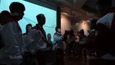 Para Atlet berfoto usai mengikuti  acara Pengukuhan Kontingen Indonesia untuk SEA Games 2017 Malaysia 19-30 Agustus 2017 di Wisma Kemenpora, Jakarta, (2/8/2017). (Bola.com/Nicklas Hanoatubun)