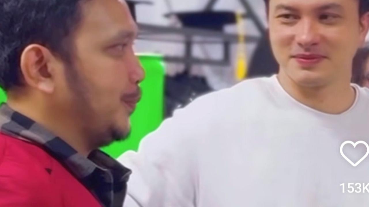 Makin Berumur Disebut Semakin 'Menyala', Momen Nicholas Saputra Menatap dan Senyum Tipis ke Rekannya Jadi Sorotan
