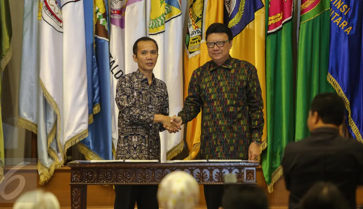 Mendagri Tjahjo Kumolo (kanan) bersalaman dengan Ketua Komnas HAM Nur Kholis usai menandatangani nota kesepahaman Pelaksanaan Tugas dan Fungsi dalam Bidang Pemajuan, Perlindungan dan Pemenuhan HAM, Jakarta, Senin (29/6/2015). (Liputan6.com/Faizal Fanani)