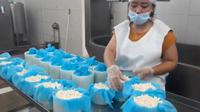 Salah seorang pegawai Koperasi Unit Desa Mitrayasa Pagerageung tengah mengolah susu dalam salah satu proses pembuatan keju di pabrik milik koperasi. (Liputan6.com/Jayadi Supriadin)
