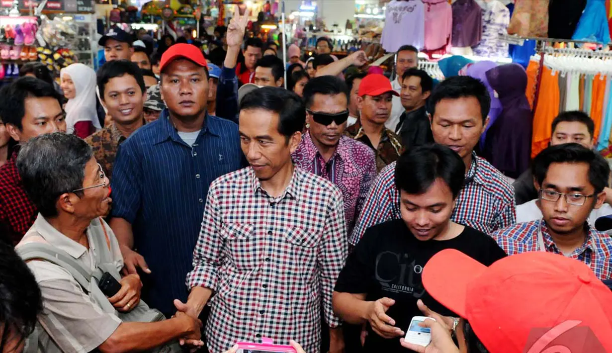 Melihat kedatangan Capres no urut 2 Joko Widodo, beberapa pengunjung pusat perbelanjaan di Depok Jawa Barat, (4/7/2014) langsung memberikan salam. (Liputan6.com/Andrian M Tunay)