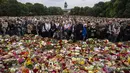 Bunga, lilin, dan bendera Norwegia terhampar di alun-alun Istana Kerajaan saat warga berkumpul untuk memberikan penghormatan kepada Raja Harald V dari Norwegia yang wafat di Oslo, Norwegia, Jumat, 28 Agustus 2026.  (AFP/ NTB/ Lise Aserud)