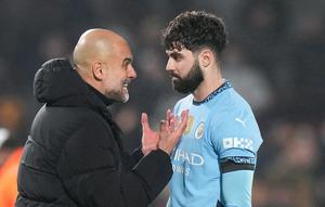 Pelatih Manchester City, Pep Guardiola, meluapkan kekecewaan kepada Josko Gvardiol, saat timnya ditahan imbang Brentford dalam laga pekan ke-21 Premier League 2024/2025 yang digelar di Gtech Community Stadium, Rabu (15/1/2025). (AP Photo/Alastair Grant)