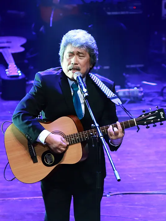 Konser pun terasa semakin klimaks tatkala mega hits ‘Tuhan’ dibawakan Maya Hasan, Farman Purnama dan Andrea Miranda dengan syahdunya. Tak sedikit penonton yang turut ambil bagian untuk bernyanyi bersama.  (Deki Prayoga/Bintang.com)