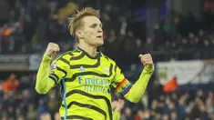 Pada laga ini Martin Odegaard menjalankan tugasnya dengan cukup baik yaitu mengatur tempo permainan timnya. Ia juga memberi assist untuk gol kemenangan Arsenal. (AP Photo/Ian Walton)